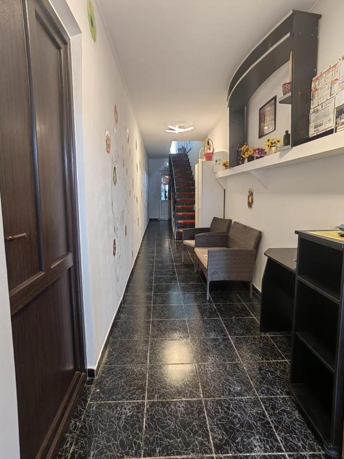 Casa Alexandru Hotell Două Mai Exteriör bild