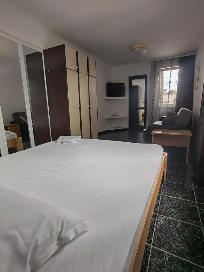Casa Alexandru Hotell Două Mai Exteriör bild