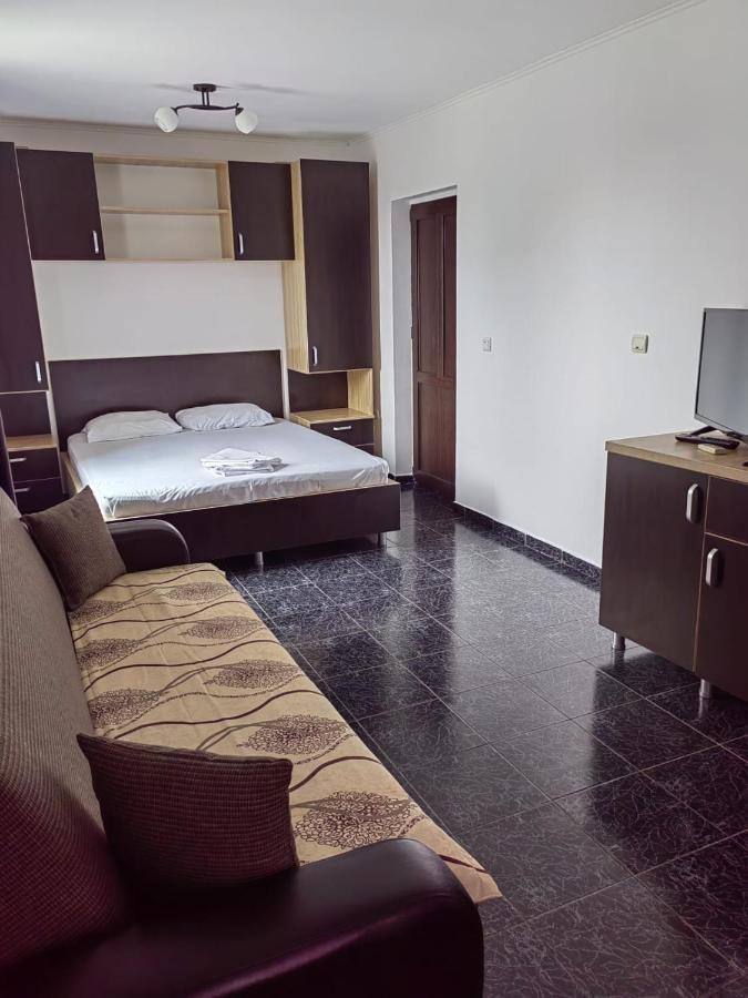 Casa Alexandru Hotell Două Mai Exteriör bild