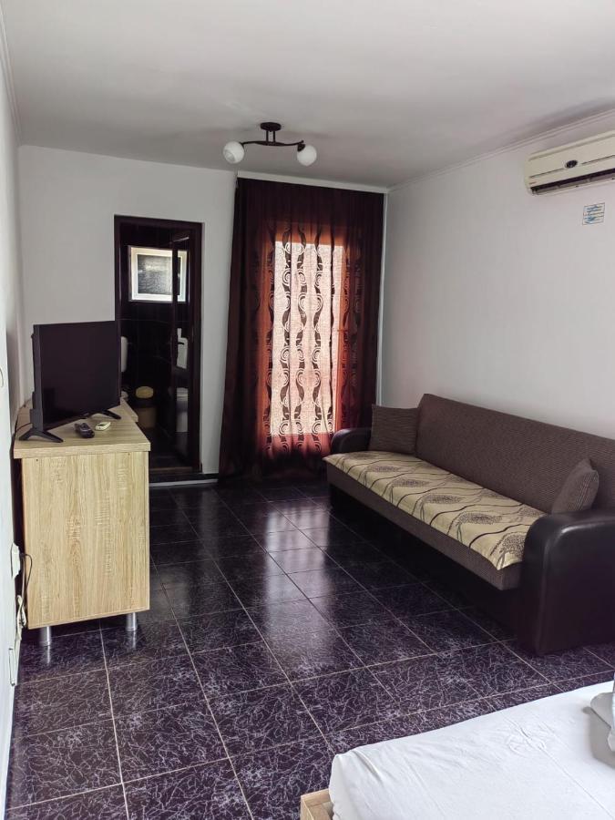 Casa Alexandru Hotell Două Mai Exteriör bild